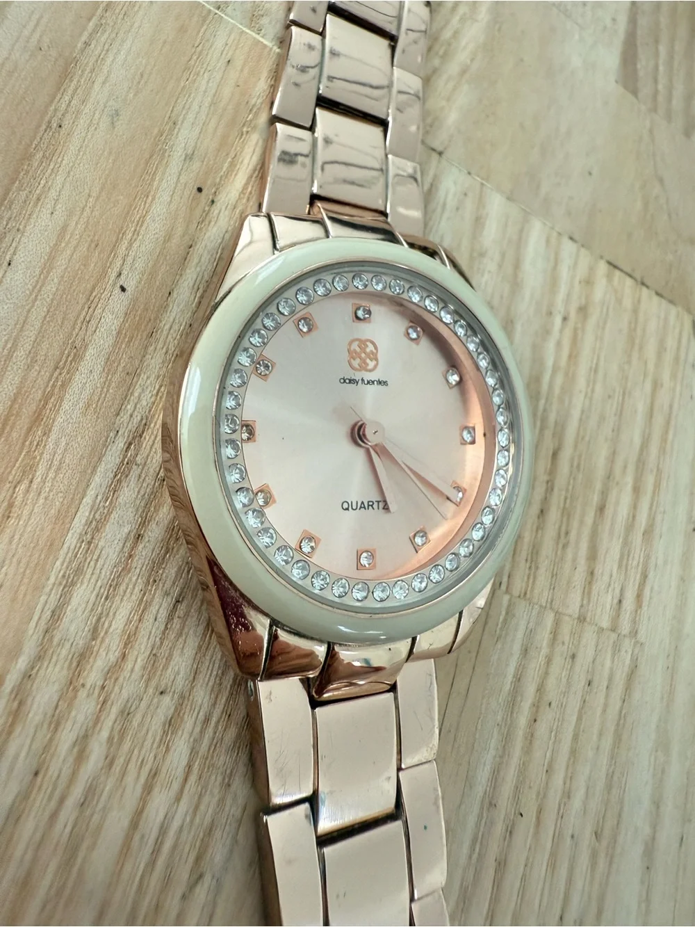 Daisy Fuentes ladies rose gold tone watch NEW BATTERY